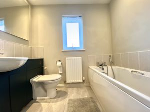 Main Bathroom- click for photo gallery